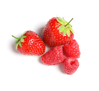 白色背景下的覆盆子和草莓