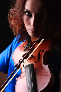 小提琴演奏的小提琴音乐家。黑女人古典乐器球员