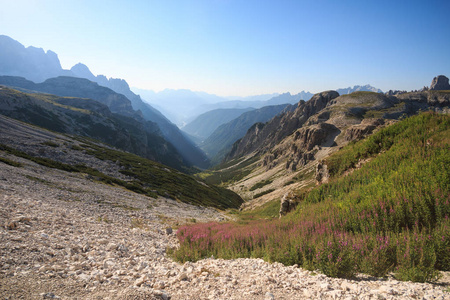 Lavaredo 三峰附近的白云岩全景图