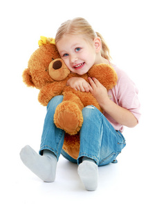 小女孩抱着一只玩具熊