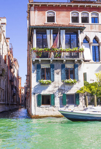 在阳光明媚的天气在威尼斯大运河上的传统房屋, 意大利