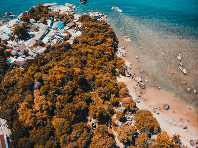 美丽的海景海滩和大海, 在苏梅岛的蓝天上的许多树和白云, 度假和旅游