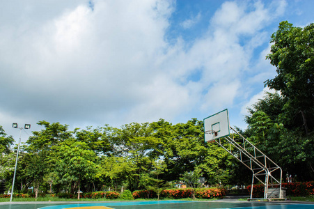 室外篮球场地板抛光光面及涂漆井防护在公园内照片