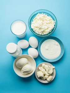 蛋白产品 奶酪，奶油，牛奶，鸡蛋在蓝色背景上。顶视图