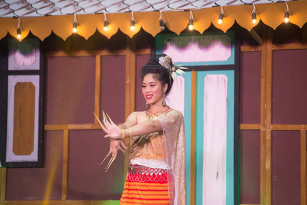 中泰古典舞蹈服中的女士展示了传统舞蹈在平台上的模式