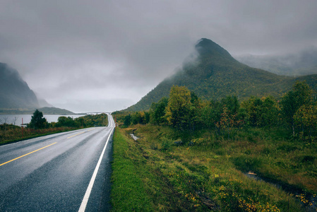 挪威海岸线上的风景公路, 在雨天和雾天