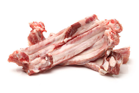 在白色背景上排骨照片