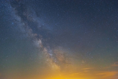 与银河系的夜晚星空图片