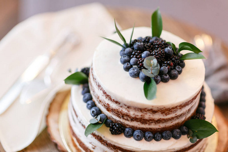 婚礼或生日蛋糕与浆果。餐厅宴会上的甜派