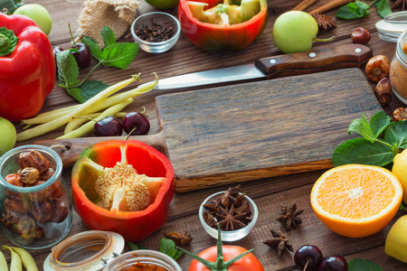 健康食品, 清洁食品选择 水果, 蔬菜, 种子, 在棕色板上的香料, 中间有自由空间