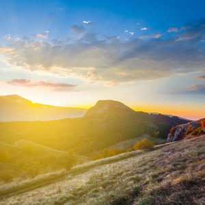 夕阳下山坡草