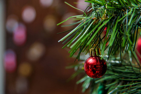 树上的圣诞装饰。圣诞树的圣诞装饰。云杉树枝上的红球。简单的节日装饰在家里