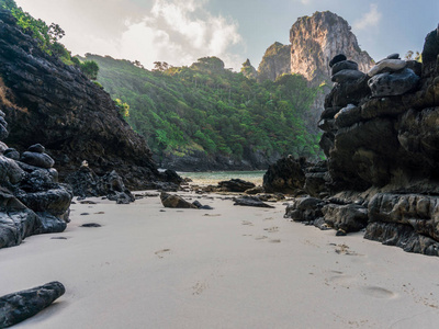 美丽的岩石景观在上午在努伊湾海滩, 菲皮, 泰国, 甲米省安达曼海