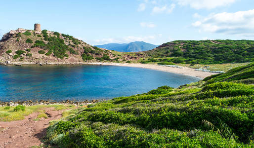 撒丁岛海岸和海滩的 Porticciolo阿尔盖罗在一个多云的早晨夏天