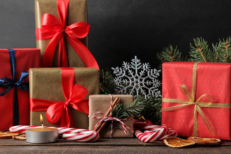 新年。圣诞节。假期。与新年和圣诞节礼物在棕色木背景的组合