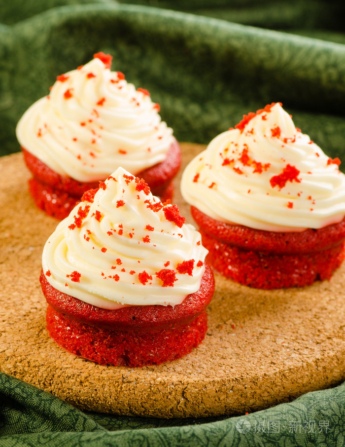 红色天鹅绒蛋糕的奶油乳酪糖霜