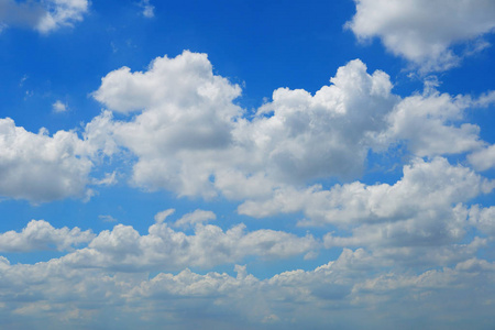 晴朗的蓝天背景下的空气云, 夏日阳光明媚照片