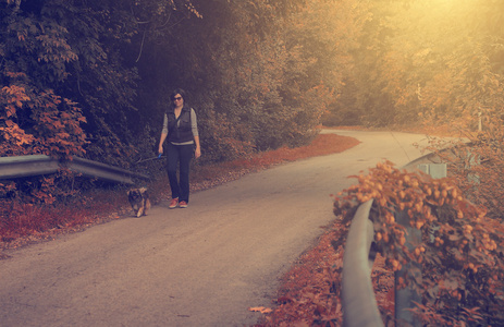年轻女子和她的狗走的旧照片