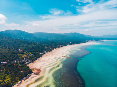 美丽的热带海滩和海的鸟瞰在海岛为旅行和假期的树