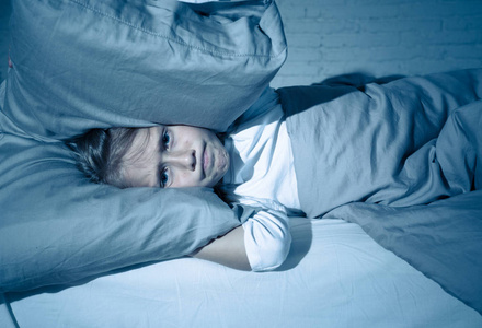 眠之夜悲伤和疲惫的父母争论家庭与儿童睡眠障碍失眠和精神病障碍照片