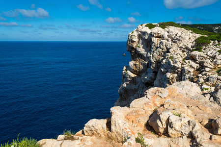 夏日阳光明媚的撒丁岛海岸上的岩石