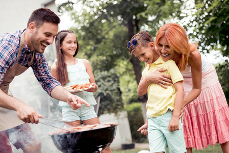 休闲, 食物, 人和假日概念人烹调肉烤肉烧烤为他的家庭在夏天室外党
