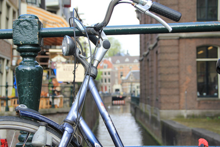 在阿姆斯特丹的运河的背景上的自行车