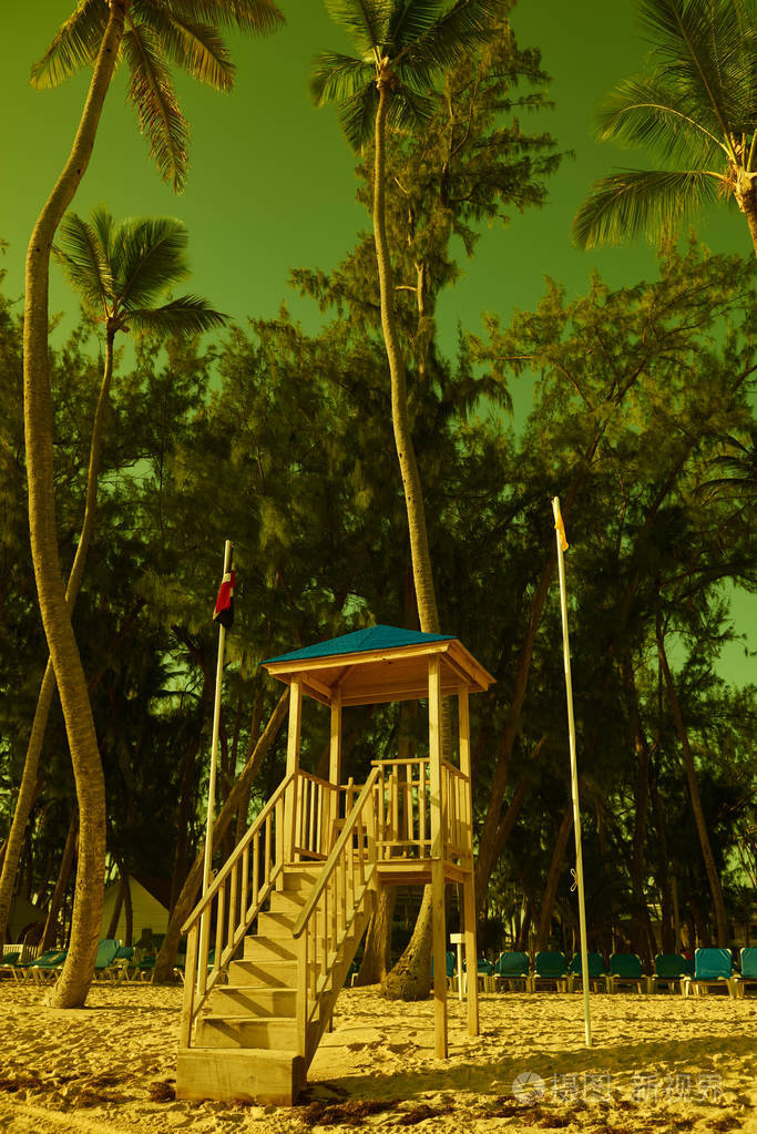 在多米尼加共和国大西洋的巴瓦罗海滩上, 漂亮的救生员站着.