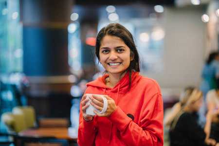 咖啡厅咖啡杯微笑女孩肖像