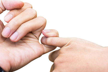 关闭夫妇的手钩对方的小手指一起隔离在白色背景与修剪路径照片