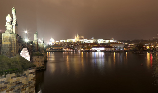 夜观河伏尔塔瓦河与查理大桥在布拉格，捷克共和国
