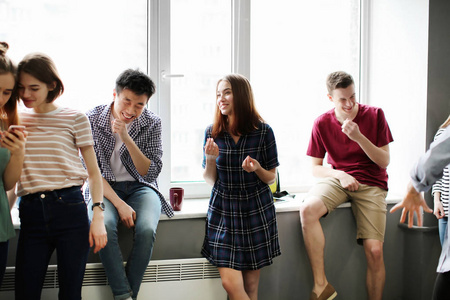 学生在校园建筑中休息图片