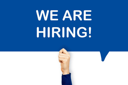 在蓝色的语音泡沫上展示我们所雇佣的短语照片