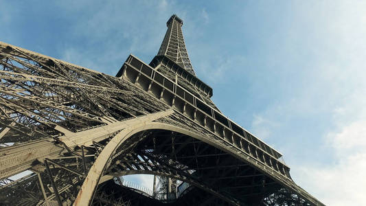 巴黎埃菲尔铁塔在白天惊人的电影观