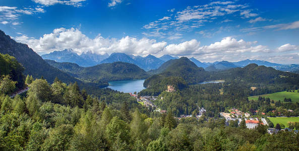 从新天鹅堡城堡的阳台上看到的景色。查看在 Hohenschwangau 城堡, 巴法力亚阿尔卑斯, Schwansee, Alp