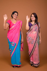 全长剖面图拍摄两个印度妇女站立