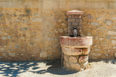 在法国的小村庄的饮水机图片
