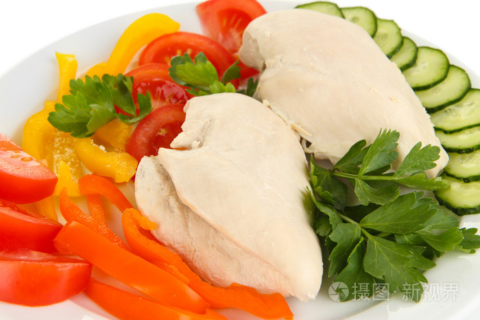 水煮的鸡胸肉与蔬菜板上关闭