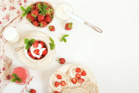 美味和健康的早餐与草莓, 草莓与酸奶, 果汁, 牛奶, 大米圆饼酸奶和草莓