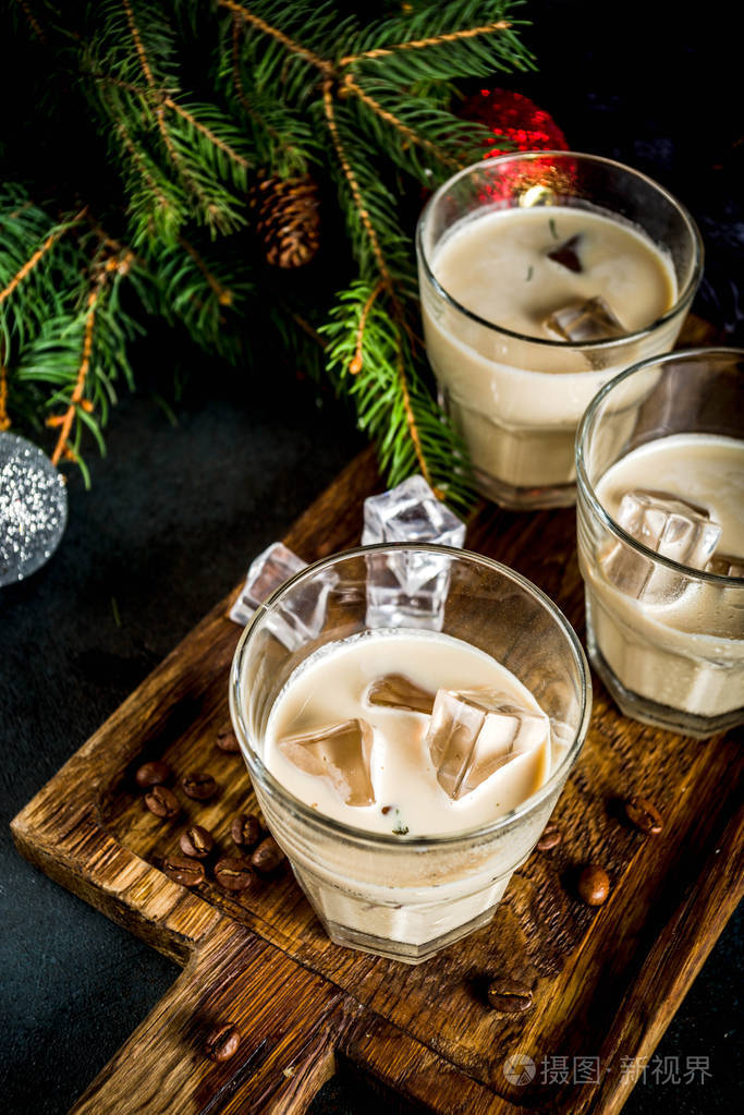 爱尔兰奶油鸡尾酒或利口酒, 传统冬季圣诞饮料, 暗锈背景与杉木树枝