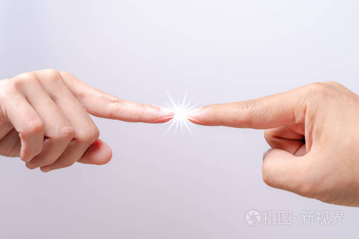 生意上的联系, 手指点触碰男女手伸向对方, 几乎触碰.多样性差异概念