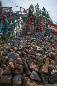 干湖一个著名的藏传佛教寺庙土墩鄂博苗寺