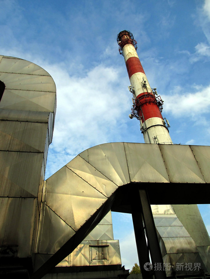 红白相间的混凝土烟囱和除尘系统的一部分