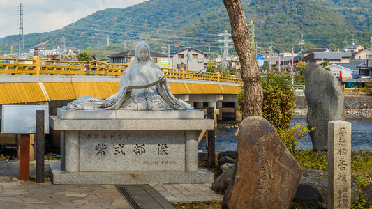 宫女在京都紫式部雕像照片
