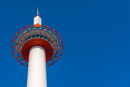 京都大厦在蓝天背景, 京都, 日本。复制文本的空间。底部视图