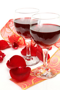 红酒和玫瑰花瓣