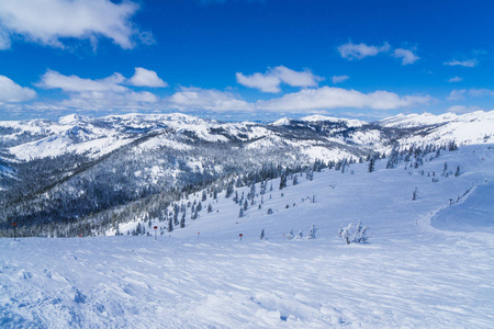 冬季, 在太浩湖内华达山脉的积雪覆盖的山坡上的滑雪胜地