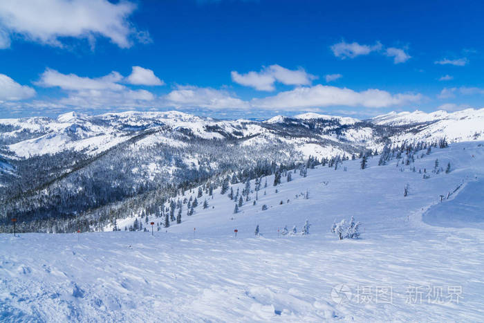冬季, 在太浩湖内华达山脉的积雪覆盖的山坡上的滑雪胜地