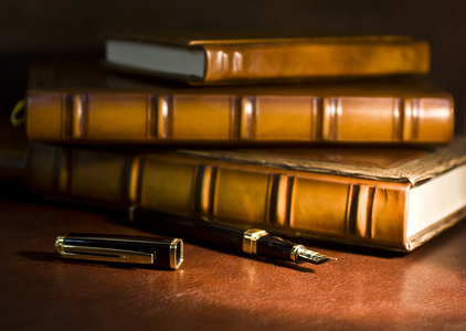 老式书籍阅读老式书籍和钢笔(选择性重点)照片