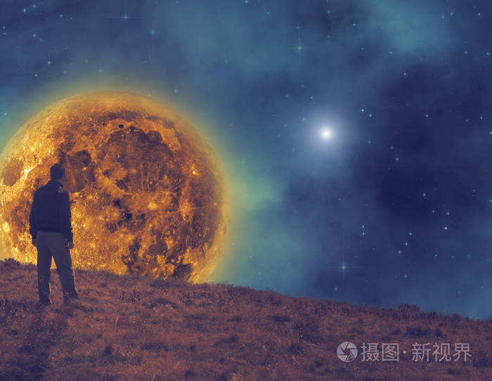 孤独的概念.站在后面仰望天空的人